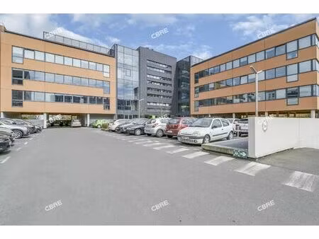 location local professionnel 2 070m²