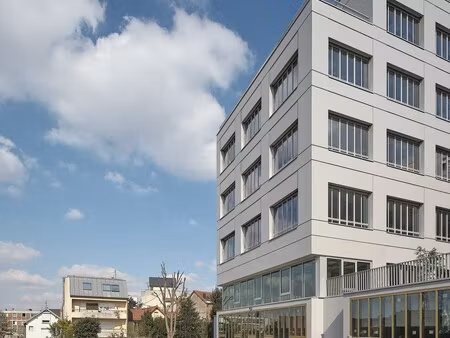 location local professionnel 3 609m²
