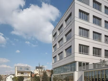 location local professionnel 3 883m²