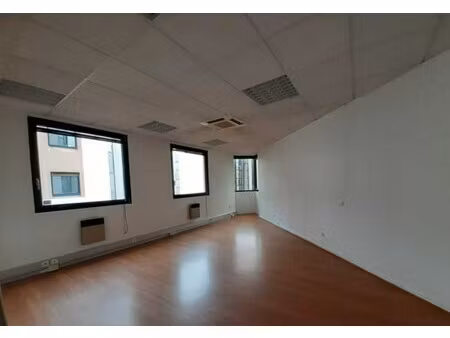 location local professionnel 602m²