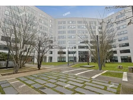 location local professionnel 832m²