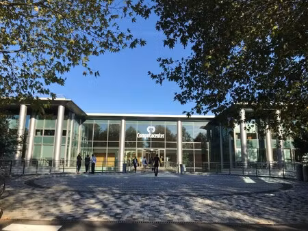 location local professionnel 1 301m²