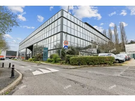 location local professionnel 3 084m²