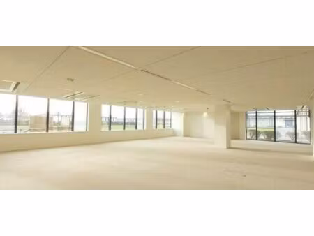 location local professionnel 2 106m²