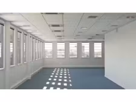 location local professionnel 1 559m²