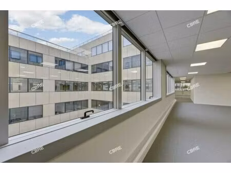 location local professionnel 6 805m²