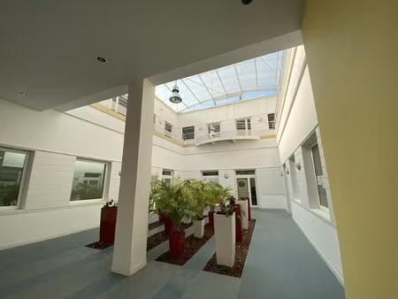 location local professionnel 1 403m²