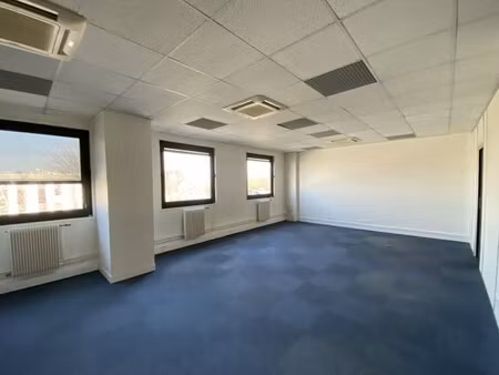 location local professionnel 1 438m²