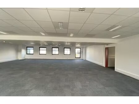 location local professionnel 2 540m²