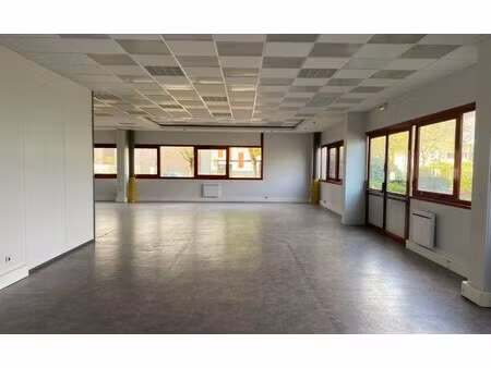 location local professionnel 3 015m²