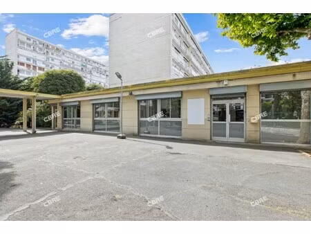 location local professionnel 305m²
