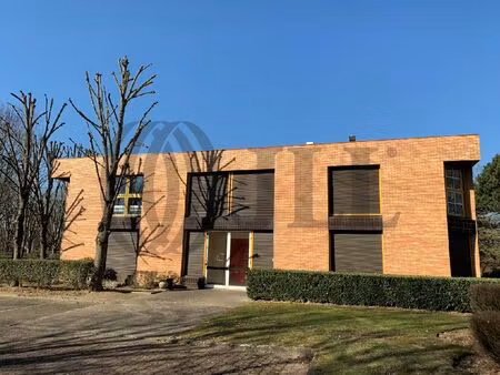 location local professionnel 920m² montigny le bretonneux 78180