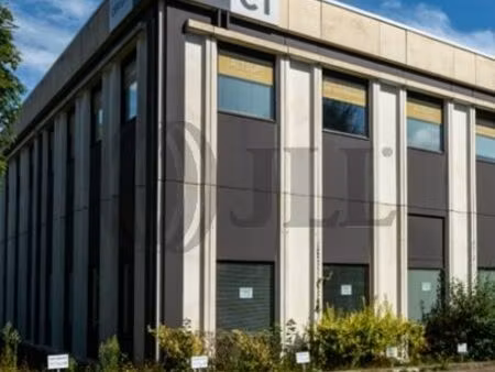 location local professionnel 1 994m² cergy 95800