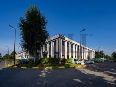 location local professionnel 606m² lisses 91090