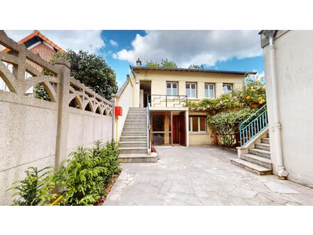 location local professionnel 147m²