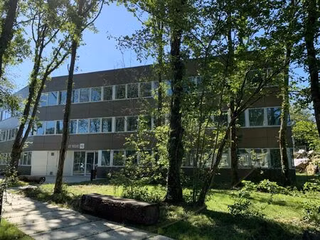 location local professionnel 192m²