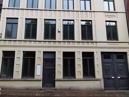 immeuble de caractère à quelques mètres de la gare