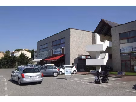 mouans-sartoux  sortie penetrante bureaux 66m² +2 parkings en location