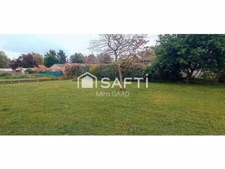 terrain plat dans une impasse avec dependances