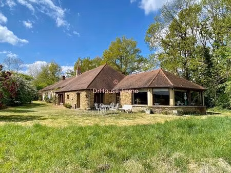 belle et vaste longère entourée de verdure sur 2 hectares.