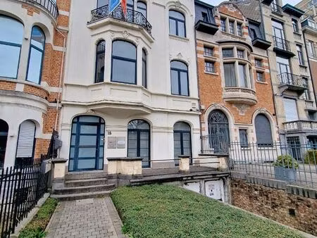 een prachtig herenhuis (ca. 450m²) met tuin en burelen!