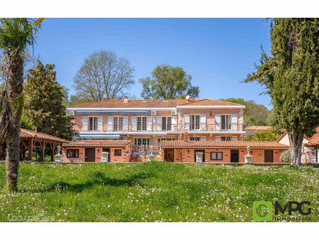 maison traditionnelle construite en 1970  comprenant 10 cham