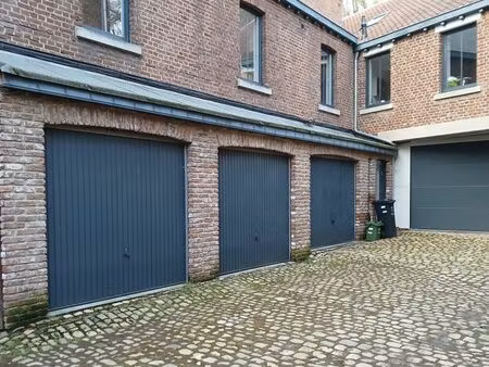 bel ensemble de 3 garages