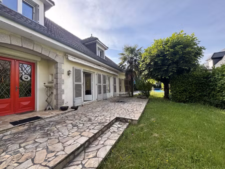 maison secteur calme avec piscine sur vic sur cere