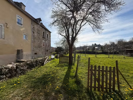 très jolie maison située à bertholène