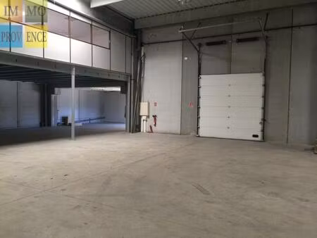 entrepot 815 m2 avec bureaux d'accompagnement