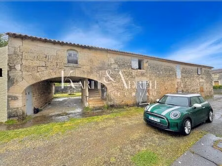 beau potentiel pour cette bâtisse en pierre offrant au total plus de 378m2 de bâti