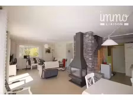 maison récente avec terrain et vue agréable.