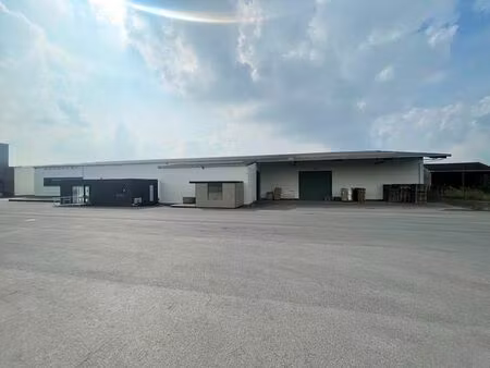 logistiek magazijn 9.675 m² met laadkades