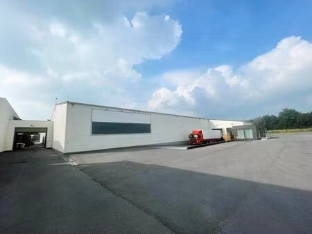 logistiek magazijn 3.378 m² met laadkades