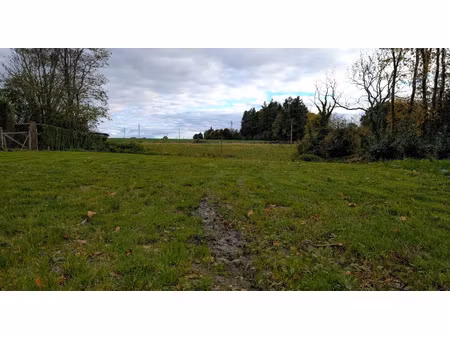 terrain située dans la campagne de la frenaye