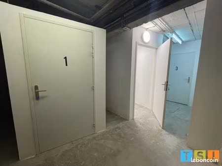 parking/box 9 pièces 32 m²