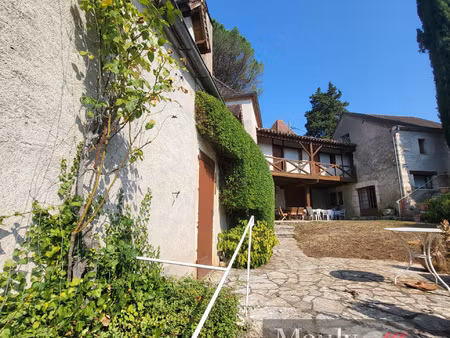 dominant le joli village de st cirq lapopie avec un beau po