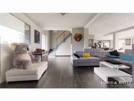 propriété contemporaine lumineuse avec 5 chambres  grande piè