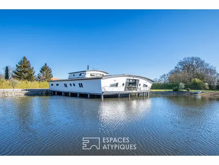 maison d'architecte sur l'eau avec piscine intérieure