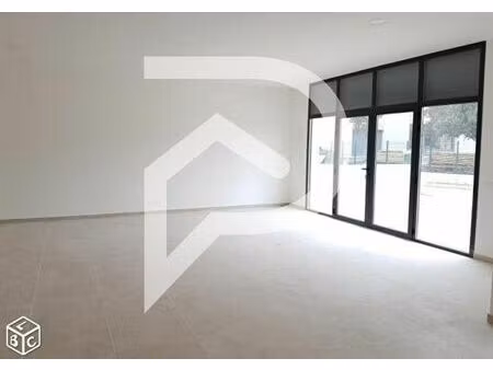 location local commercial 67m2 la môle 83310 - 875 € - surface privée