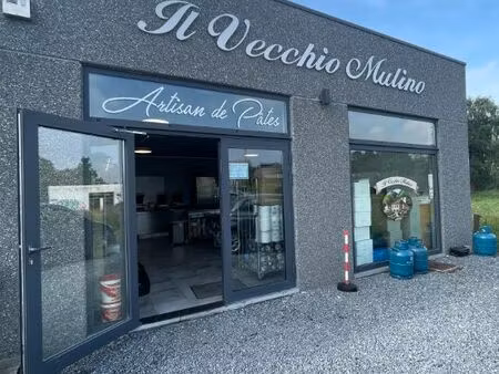 cellule commerciale avec parking aise devant le local ......