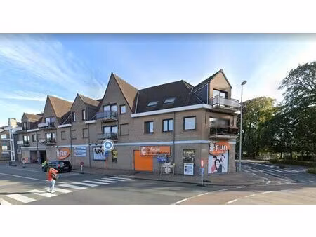 propriété commerciale à louer d'environ 830 m² dans un empla