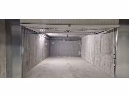 garage double fermé pmr avec borne de recharge véhicule élec