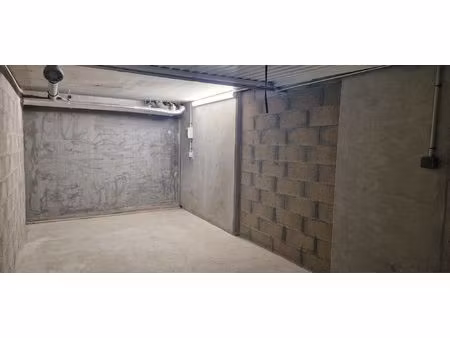 garage fermé avec borne de recharge véhicule électrique
