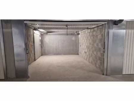garage fermé pmr avec borne de recharge véhicule électrique