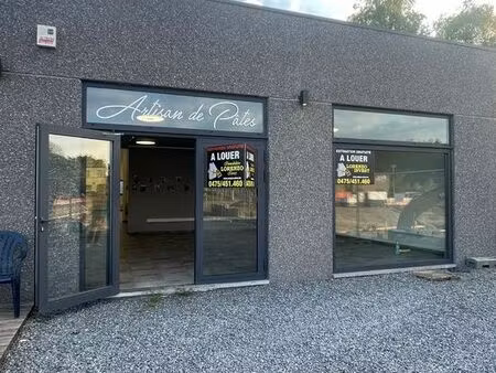 cellule commerciale avec parking aise devant le local.......