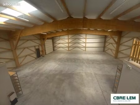 local d'activité 621 m²