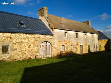 ferme composée de nombreux bâtis partiellement rénovée sur 4ha terre agricole en bio