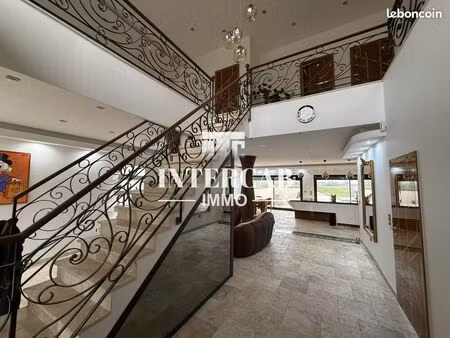 maison 6 pièces 232 m²