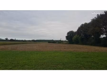 terrain de plus d'un hectare